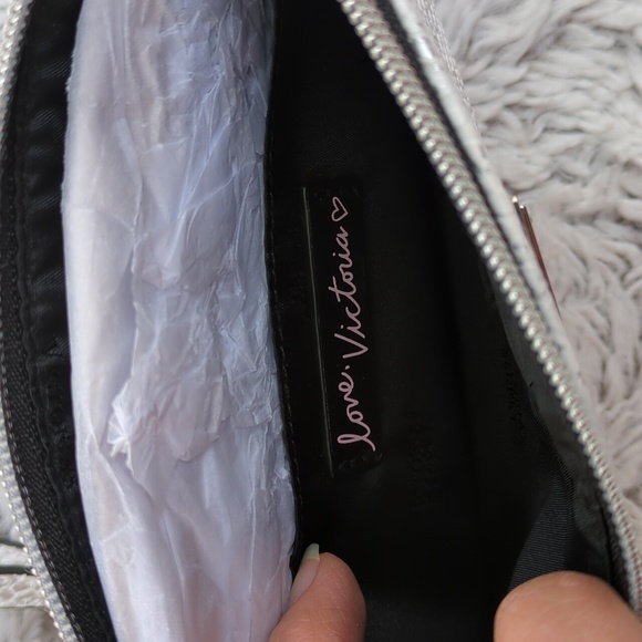 Victoria's Secret snake python print wristlet clutch NWT silver & white party 🎉 - Picture 5 of 8